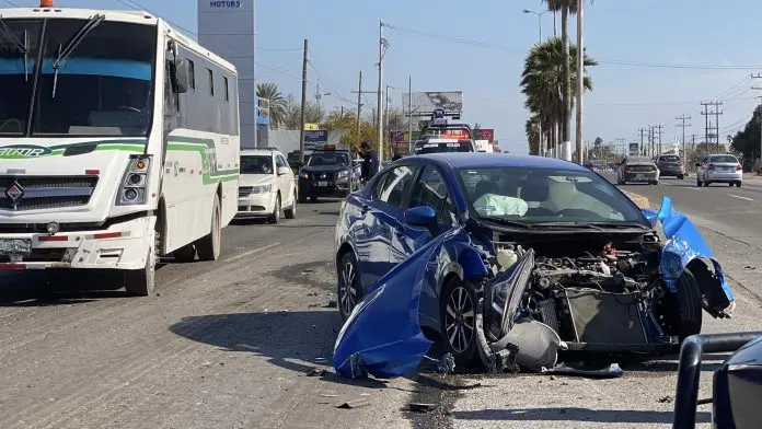 Auto impactó una patrulla de policía en Sabinas