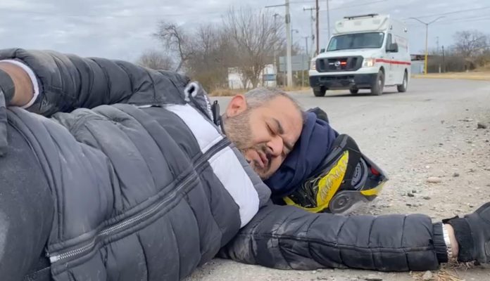 El herido quedo en el pavimento tras la fuerte caída