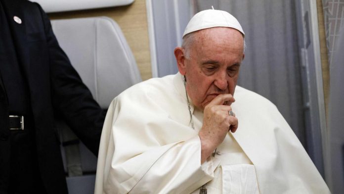 El papa Francisco sigue en estado crítico por infección pulmonar, informa El Vaticano