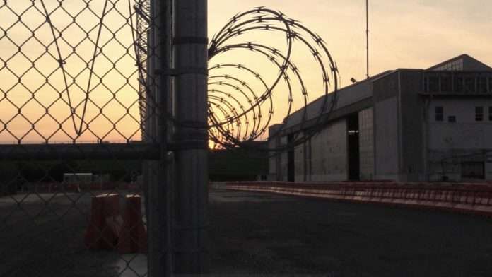 Estados Unidos empieza a trasladar migrantes a Guantánamo, informa la Casa Blanca