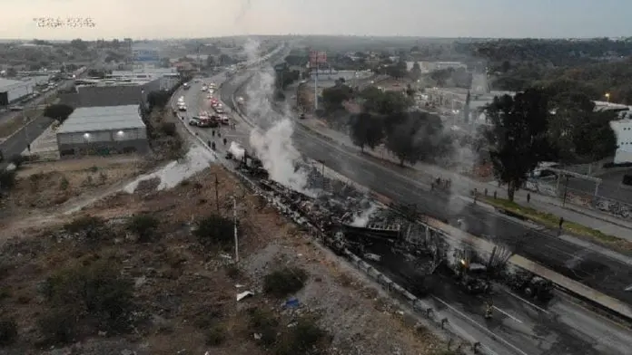 Explosión de una pipa provoca cierre en la autopista México-Querétaro