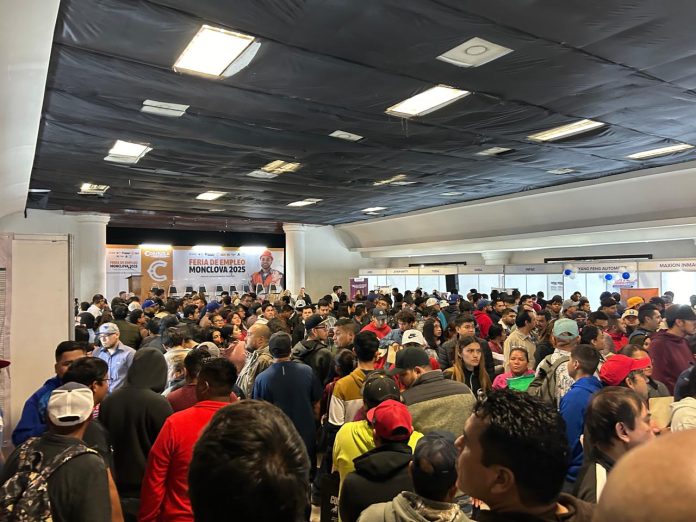 Miles buscan trabajo en Feria del Empleo en Monclova