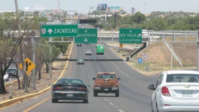 Familia en carretera fue interceptada por un auto Jetta; amenazaron con hacerle daño a menor y les despojaron las pertenencias