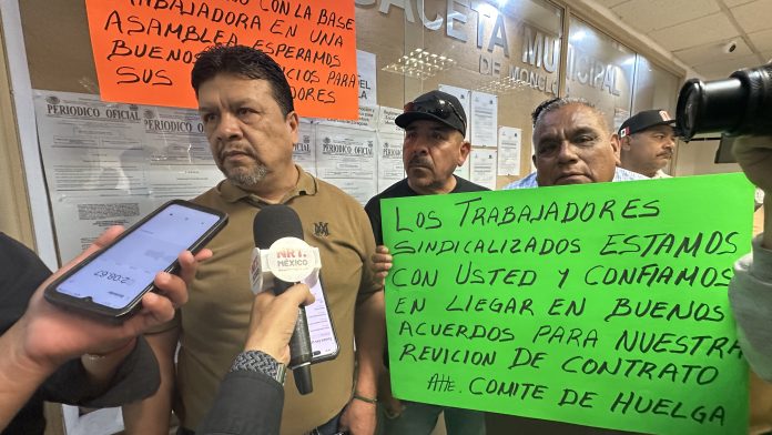 El Sindicato Único de Trabajadores al Servicio del Municipio de Monclova realizó una marcha a la Presidencia Municipal en el marco de las negociaciones del Contrato Colectivo de Trabajo.