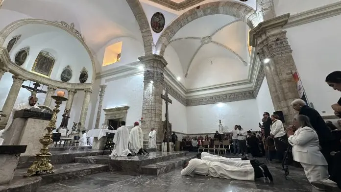La Diócesis de Saltillo ordenó a tres nuevos diáconos permanentes en una misa concelebrada por 13 sacerdotes y el obispo Hilario González