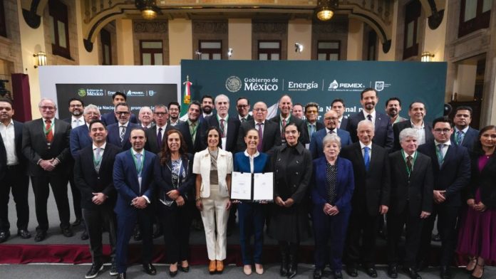 Gobierno y empresarios acuerdan tope de 24 pesos por litro en gasolina Magna