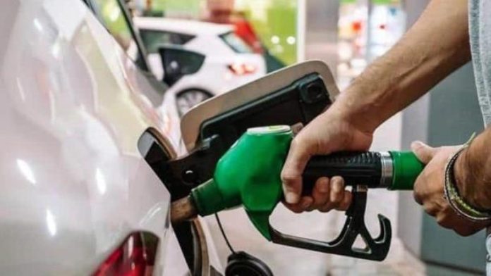 Gobierno y sector gasolinero acuerdan mantener el precio de la gasolina en 24 pesos por litro durante seis meses