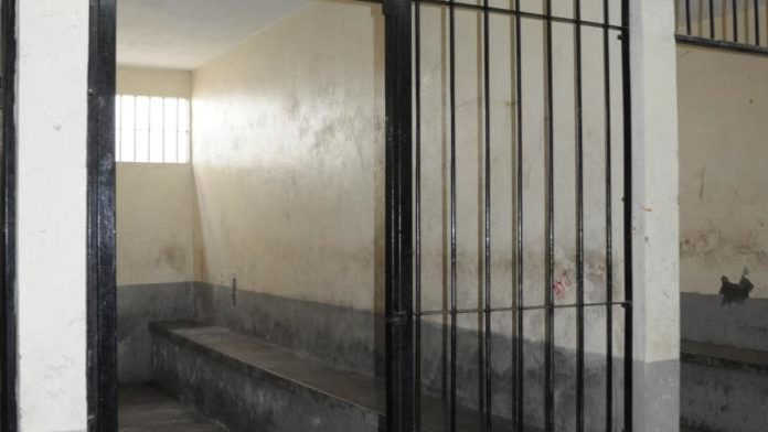 Hombre se quita la vida en su celda municipal en Coahuila