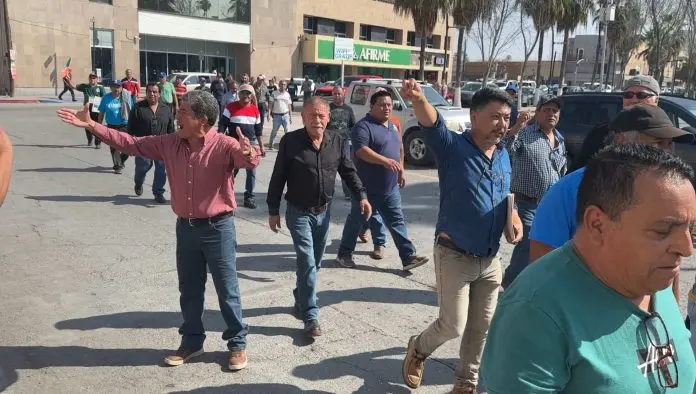 Exigen en marcha de protesta que sus finiquitos sean conforme al Contrato Colectivo de Trabajo y no bajo la Ley de Concursos Mercantiles.  