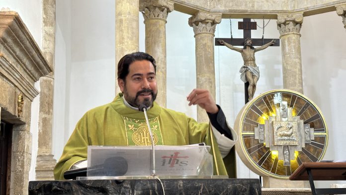 Durante la misa dominical Monseñor Néstor Martínez reflexionó sobre la importancia de los Diez Mandamientos así como el llamado de Jesús a amar incluso a los enemigos.