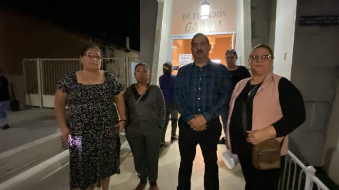 Viudas con su representante legal en el exterior de la funeraria donde velaban restos del minero José Rogelio Moreno Leija