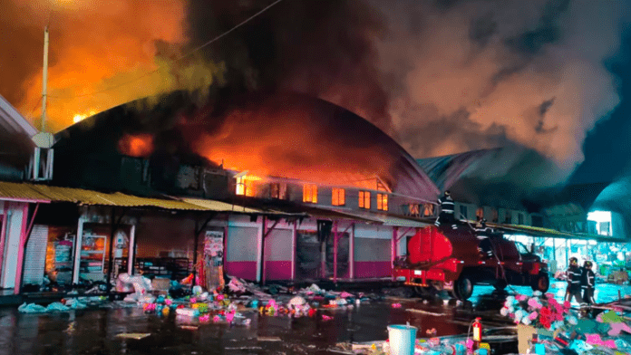 Incendio afecta mercancía de comerciantes en el Mercado de Flores previo al 14 de febrero