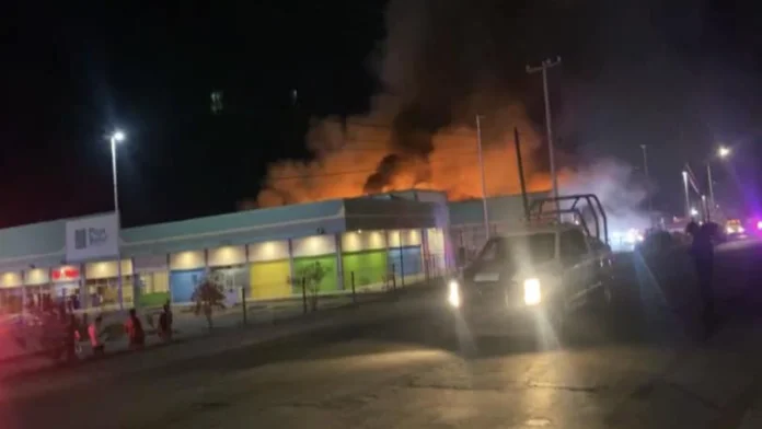 Incendio en Bodega Aurrera ya fue controlado, informan autoridades de Frontera