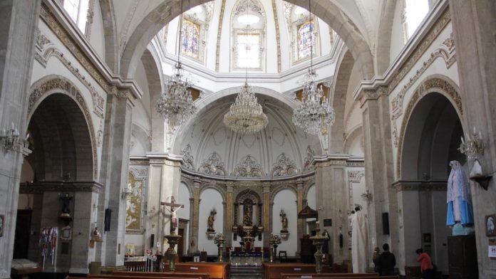 Juez impide operativos migratorios en algunos lugares de culto en EE. UU.