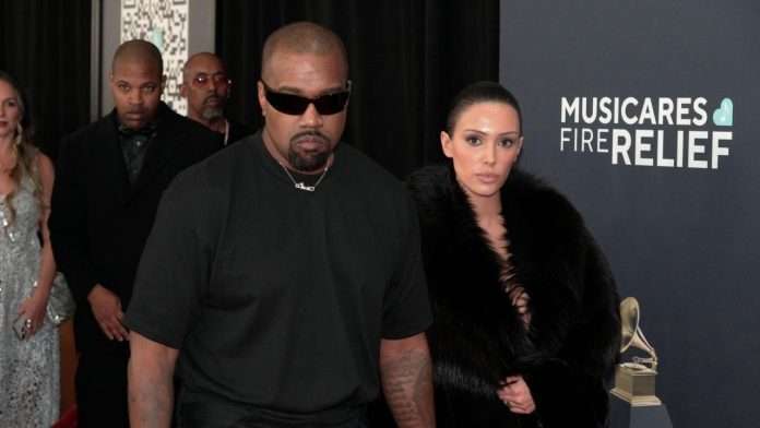 Kanye West y Bianca Censori fueron retirados de los Grammy 2025 por asistir sin invitación