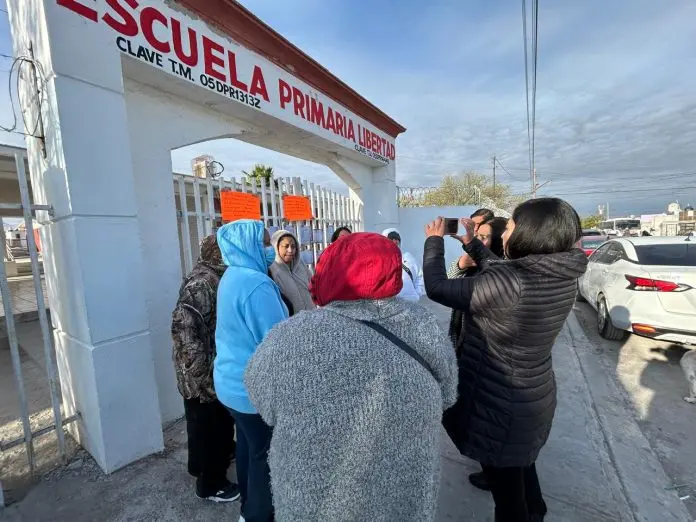 Madres de familia cierran escuela Libertad; exigen cuentas claras