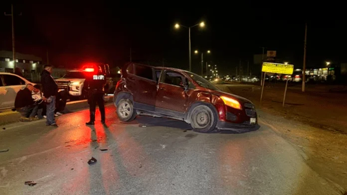 Mujer choca en La Aurora y su hija resulta lesionada en Arteaga