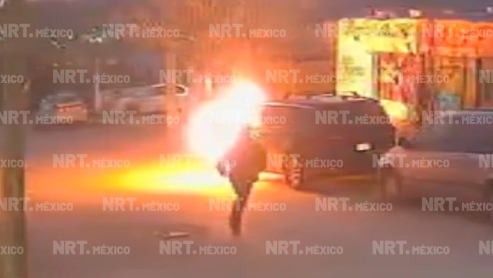 Cámaras de seguridad de una vivienda en una calle de la colonia Colinas de Santiago captaron el momento en el que un pirómano incendió una camioneta.