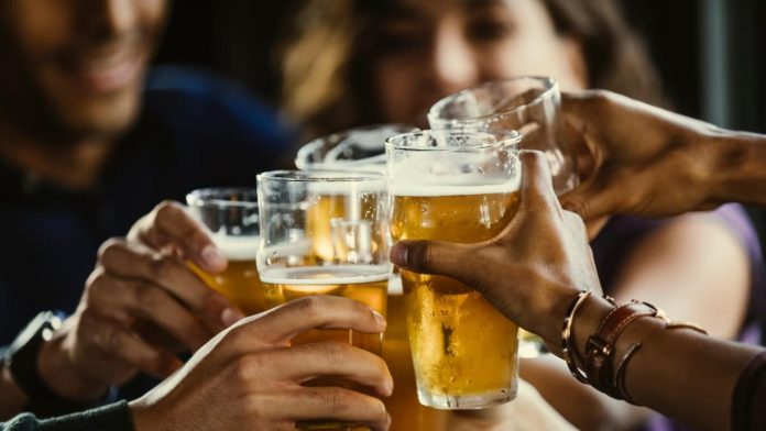 Proponen aumentar a 21 años la edad mínima para consumir alcohol en México