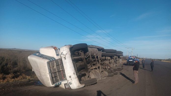 Reportan volcadura de tráiler carbonero en la Mina 7