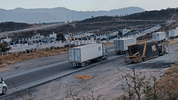 Roban tráiler con carga de papa y secuestran al chofer en Coahuila