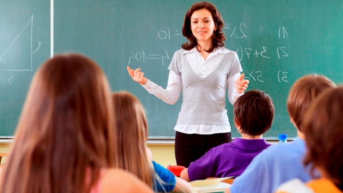 Suspenden a tres docentes tras denuncias de maltrato escolar