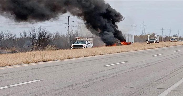 Un camión de plataforma de 3.5 toneladas se incendio en la carretera 57
