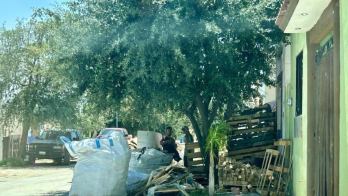 Vecinos lo denuncian por acumulación de residuos en vivienda