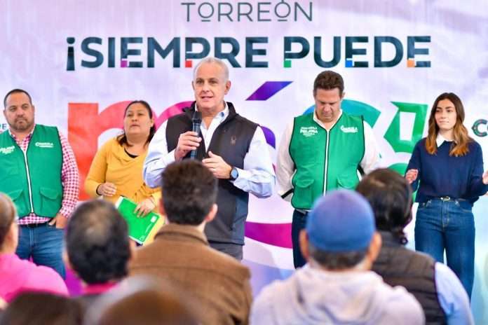 Román Cepeda entrega techumbre a vecinos de Villas San Agustín