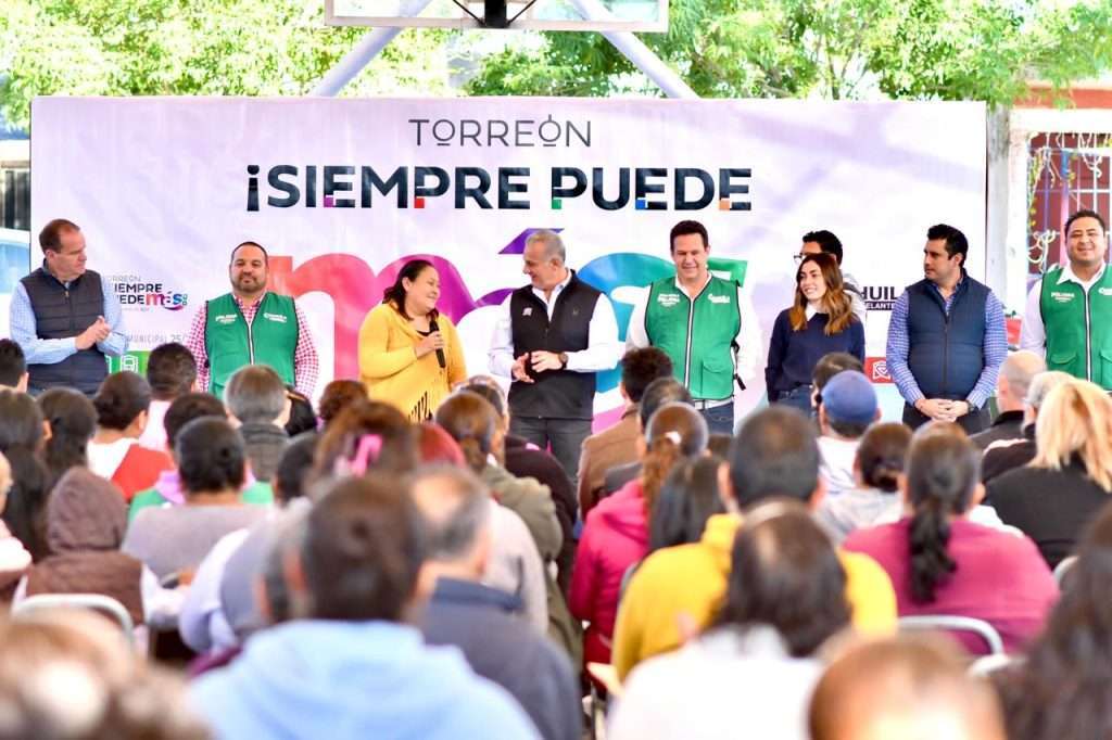 Román Cepeda entrega techumbre a vecinos de Villas San Agustín