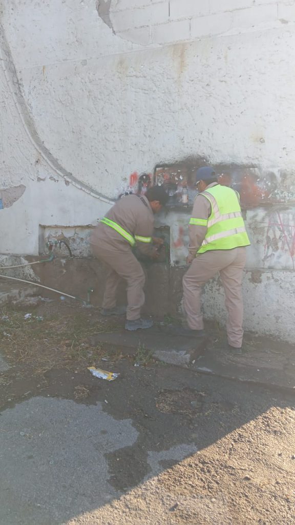 Atiende SIMAS Torreón fuga de agua potable en tubería particular