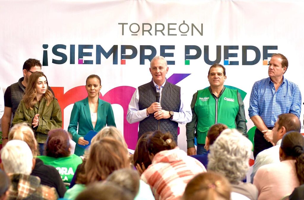 Román Cepeda entrega techumbre en el ejido La Paz