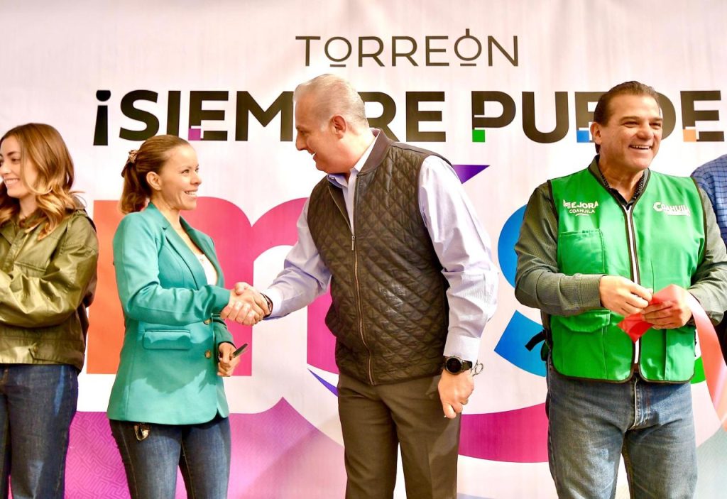 Román Cepeda entrega techumbre en el ejido La Paz