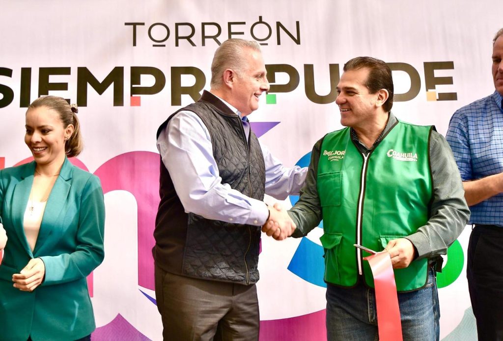 Román Cepeda entrega techumbre en el ejido La Paz