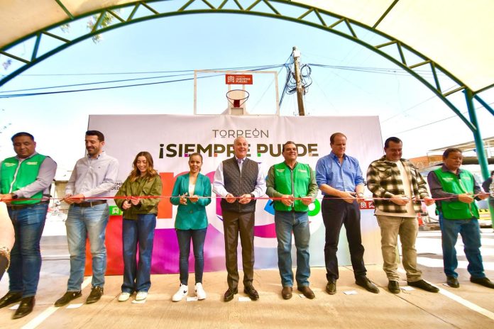 Román Cepeda entrega techumbre en el ejido La Paz