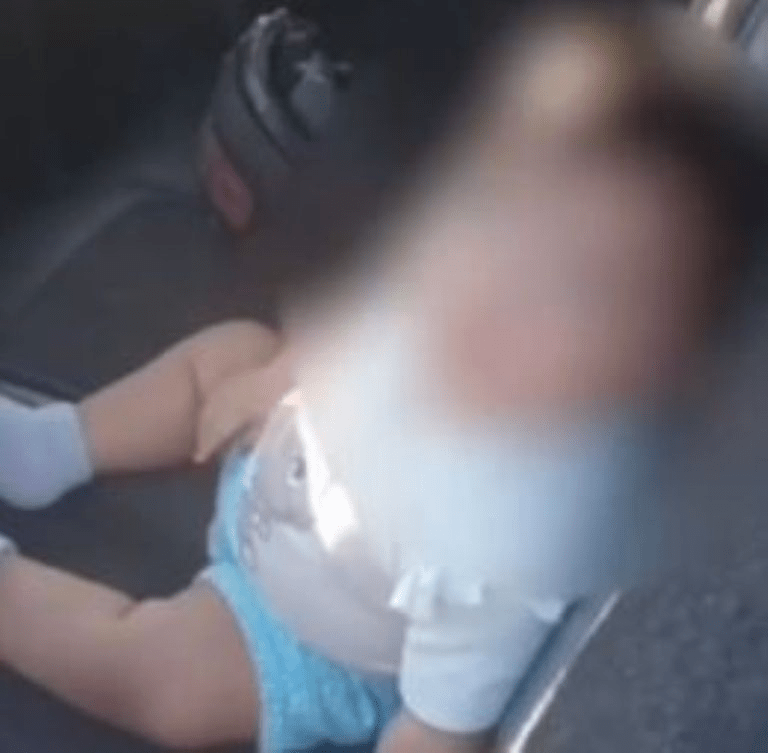 Encuentran a bebé gateando sola en una carretera cerca del cadáver de su madre