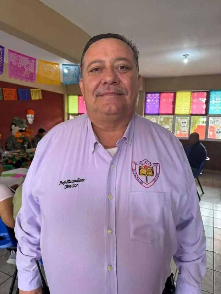 Esta imagen tiene un atributo ALT vacío; su nombre de archivo es maximiliano-alvarado-director-secundaria-768x1024.jpg