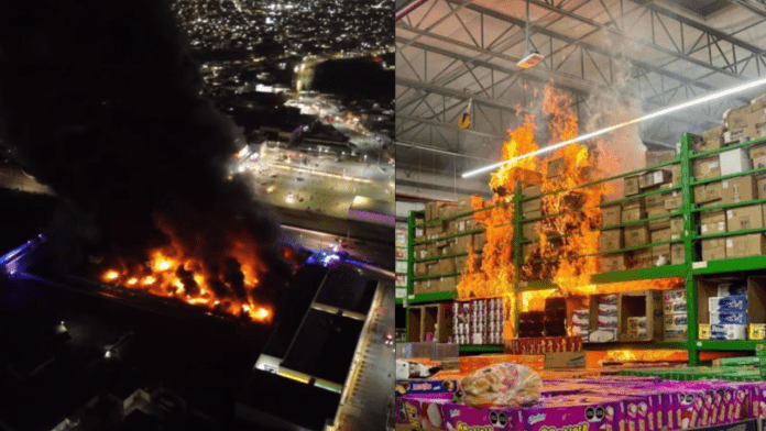 ¡Voraz incendio consumió Bodega Aurrera en Frontera!