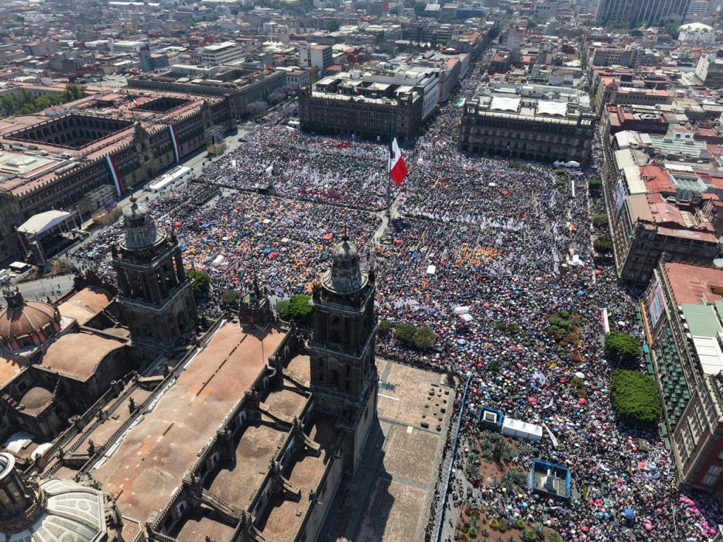 Juntas y juntos somos más: Claudia Sheinbaum ante más de 350 mil mexicanos y mexicanas en el Zócalo