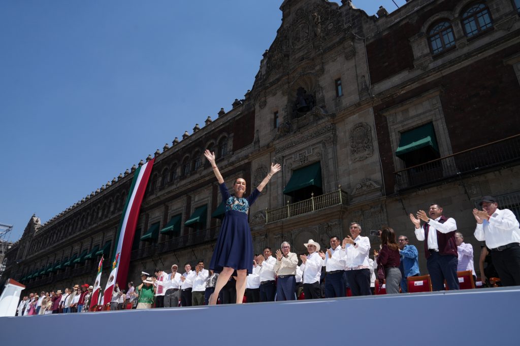 Juntas y juntos somos más: Claudia Sheinbaum ante más de 350 mil mexicanos y mexicanas en el Zócalo