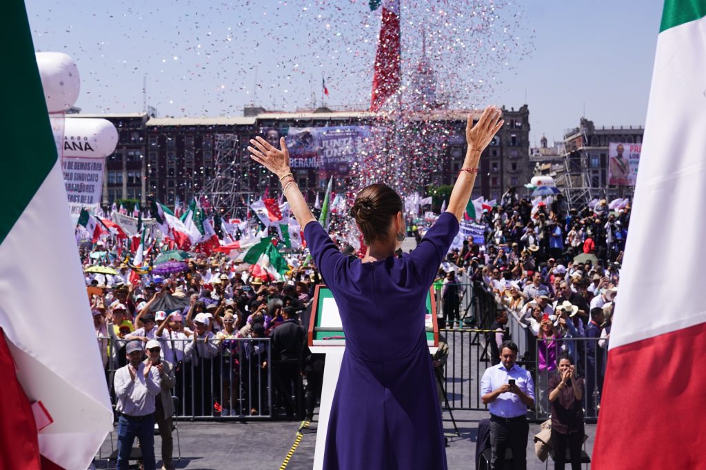 Juntas y juntos somos más: Claudia Sheinbaum ante más de 350 mil mexicanos y mexicanas en el Zócalo