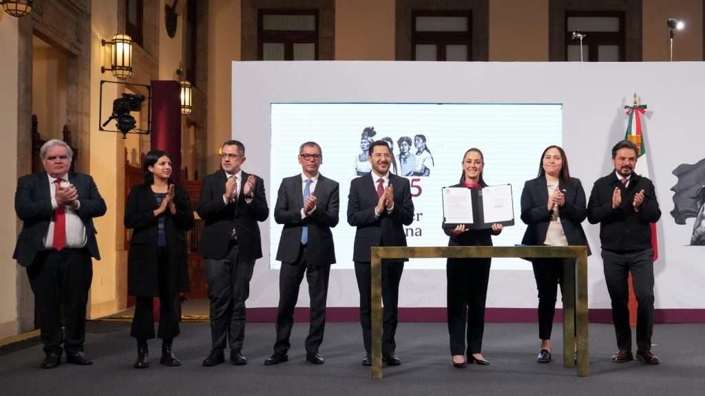 Claudia Sheinbaum firma decreto para congelar, aplicar quitas, reducir intereses y condonar 400 mil créditos impagables del FOVISSSTE
