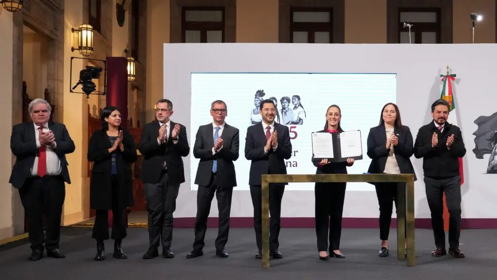 Claudia Sheinbaum firma decreto para congelar, aplicar quitas, reducir intereses y condonar 400 mil créditos impagables del FOVISSSTE