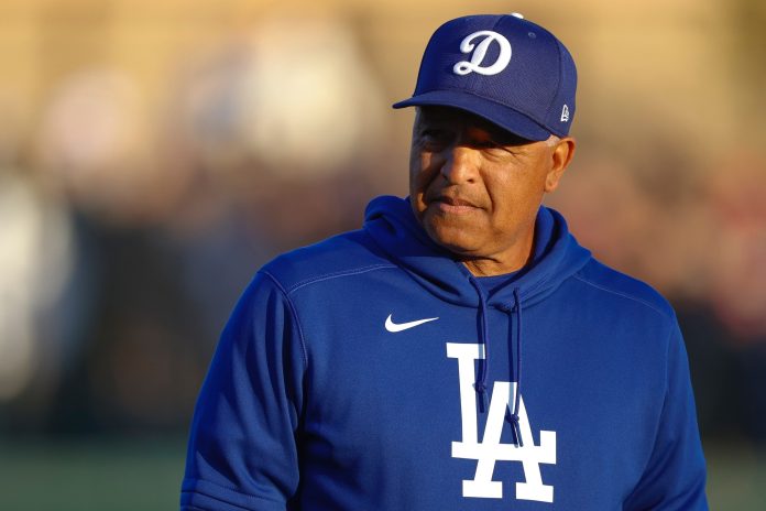 Los Dodgers extienden el contrato del mánager Dave Roberts