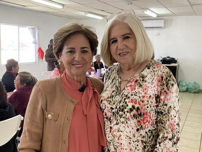 Aracely Iribarren, directora del DIF y la señora Alma Iribarren, presidenta honoraria del DIF Sabinas