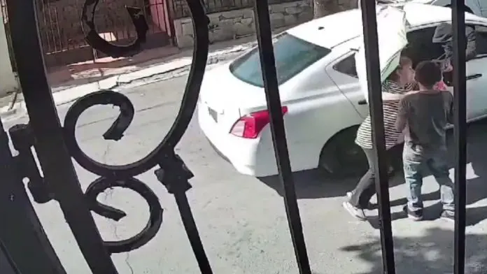 Arrastran a abuelita al robarle desde auto bolso con su pensión del Bienestar