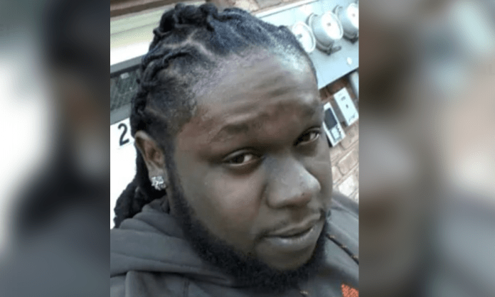 Arrestan a hombre por golpear a su hijastro; también lo obligó a lamer su propio vómito