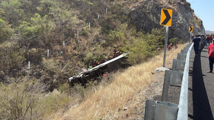 Aumenta a 18 el número de personas fallecidas tras accidente de autobús en Oaxaca