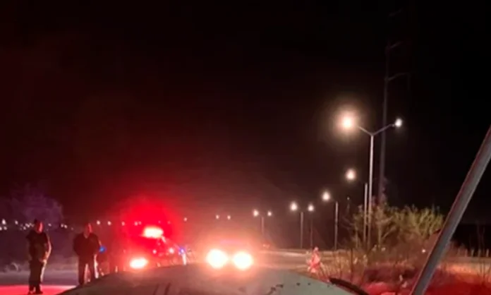 Camioneta sufre aparatosa volcadura en Monclova; ocupantes abandonaron el lugar