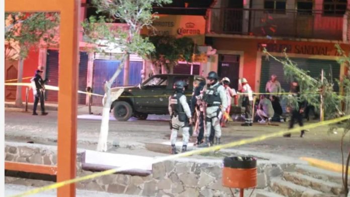 Comando armado irrumpe en cancha y asesina a siete personas